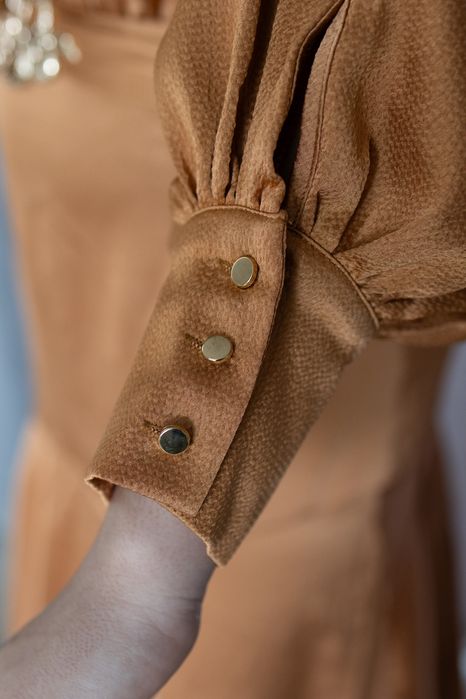 Vestido longo Char com decote em V profundo e franjas nos ombros - Marca: lune eclat