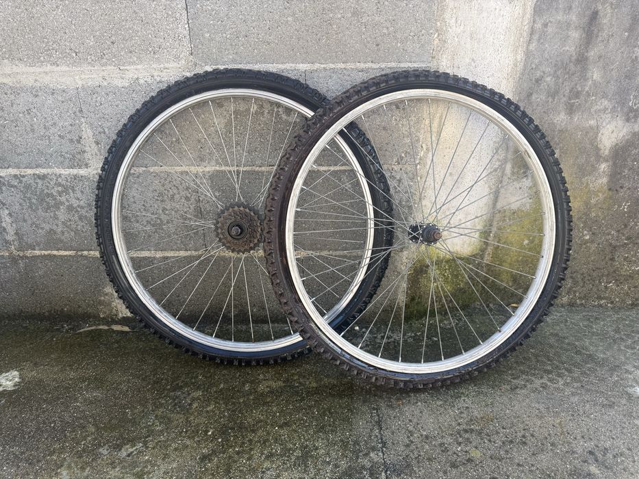 Aros 26 em aluminio com pneu.