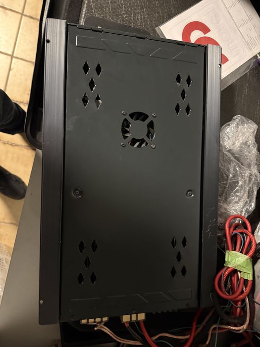 Продаётся автомобильный усилитель C-Series CA10