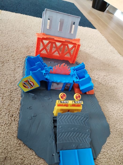 Tor samochodowy Mattel Hot Wheels Monster Trucks Demolka na stacji