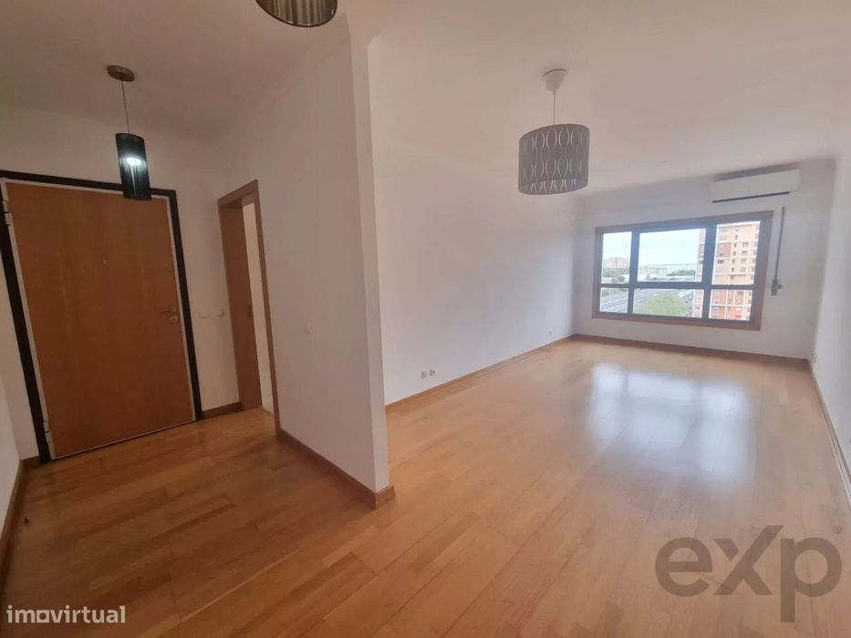 Apartamento T2 com garagem na Bela Vista, Lisboa