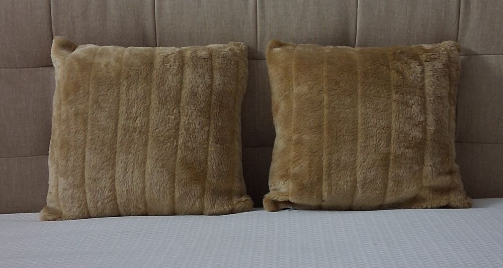 Conjunto de 2 almofadas com enchimento em tecido aveludado