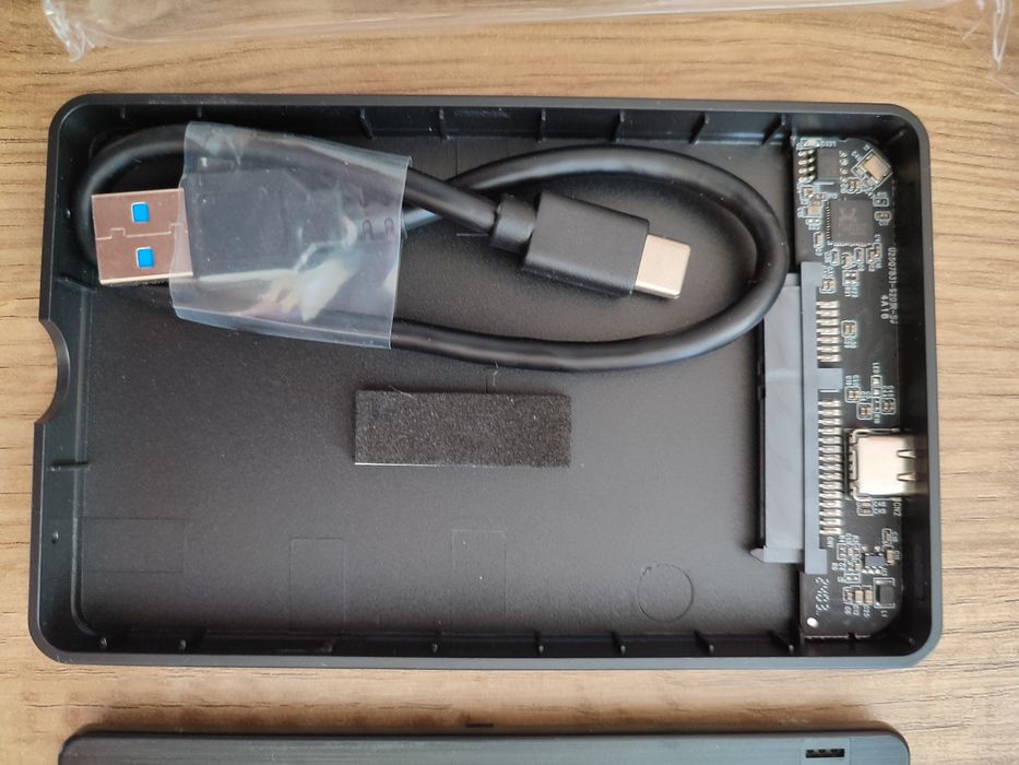 Obudowa na dyski SATA 2,5'': SSD / HDD. Złacze: USB-C (USB 3.1)