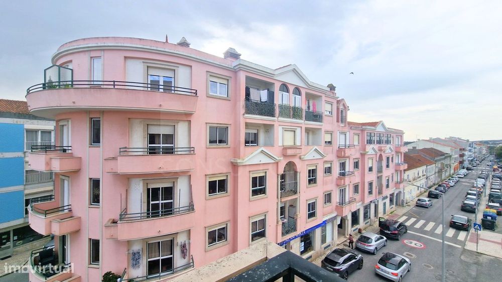 Apartamento T2, com elevador e estacionamento - Caldas da Rainha