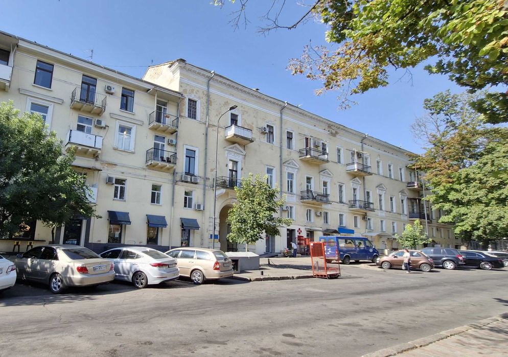 Продам 3 комнатную квартиру дом  в центре Соборная площадь Дерибасовск