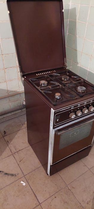 Продаю хорошу газову плиту