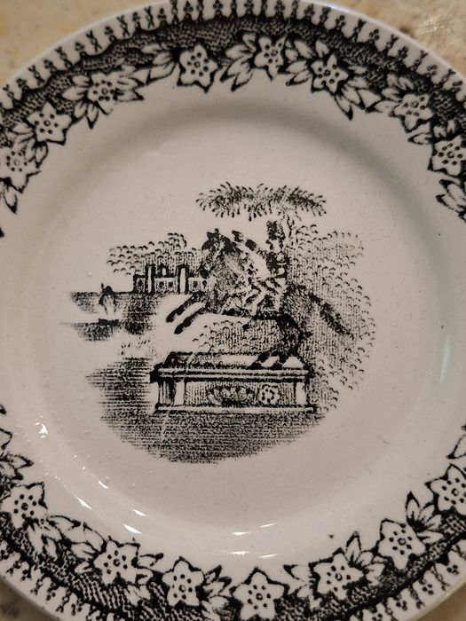 Prato de pão da fabrica de Sacavém motivo estatua