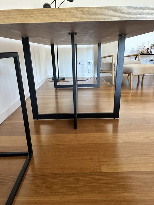 Mesa de sala de jantar em madeira (10 lugares)