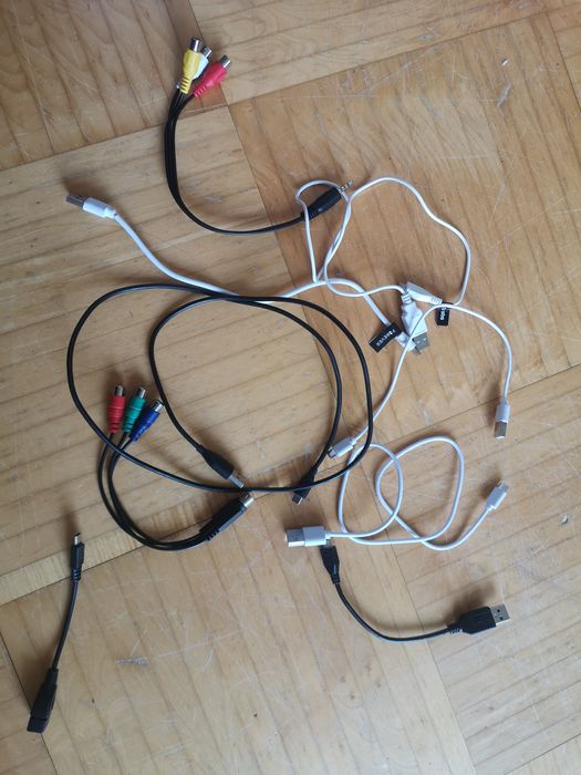 Różne kable, większość micro USB.