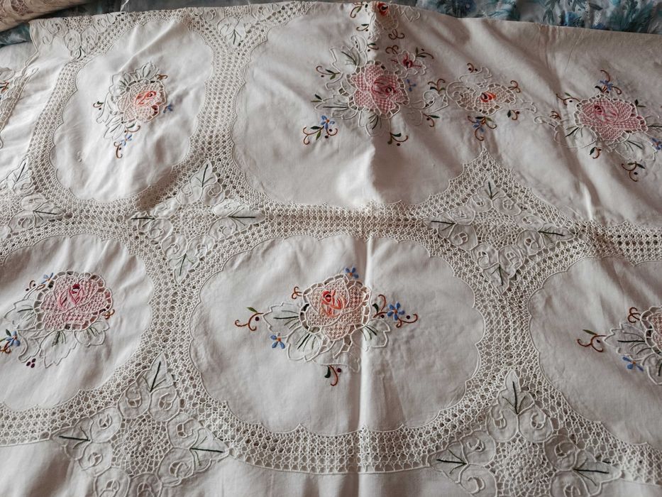 Toalha linho bordado da madeira branca