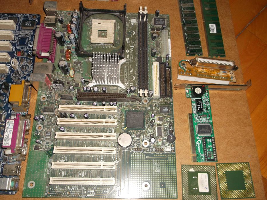 Радіодеталі , компютерні комплектуючі