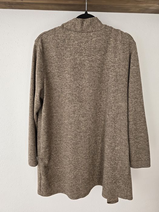 Beżowa narzutka z kieszeniami