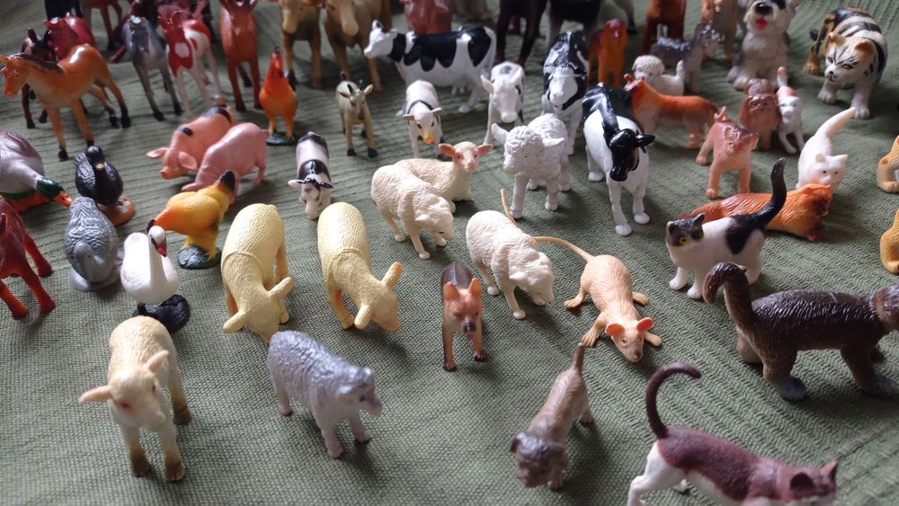 Figurki zwierzątka konie psy koty farma 80 elementów