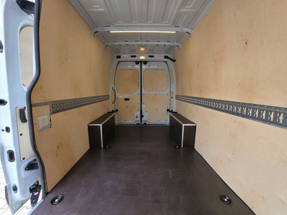 Zabudowa zabezpieczenie ze sklejki Renault Master van