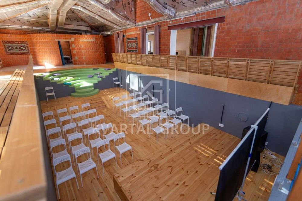 Продаж шикарного величезного будинку з власним озером