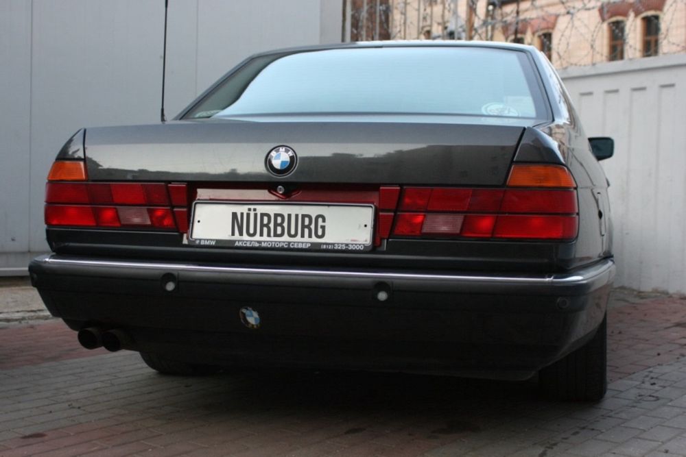 Бленда накладка на багажник под задний номер для БМВ Е34 Е32 BMW E34 E32 красная черная hella black