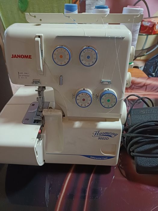 продам оверлок JANOME