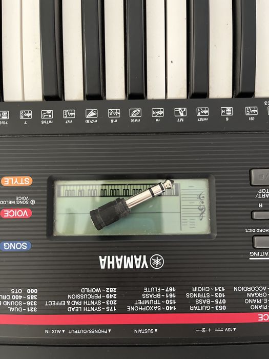 Teclado Yamaha com banco e suporte incluídos