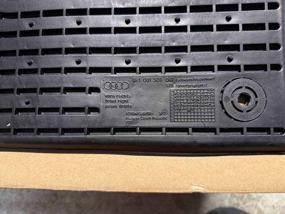 Оригінальний пасажирський передній коврик Audi A4B8