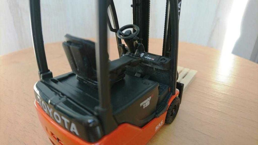 TOYOTA Traigo kolekcjonerski model wózka widłowego skala 1/23