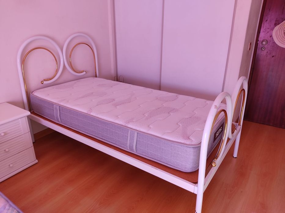 Vendo Camas e Colchões – Bom Estado