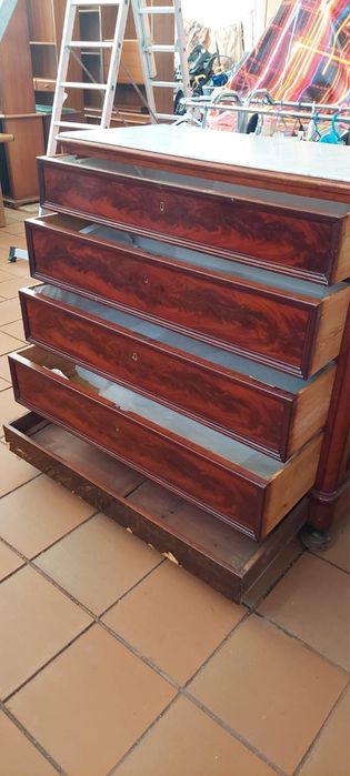 Comoda antiga com marmore