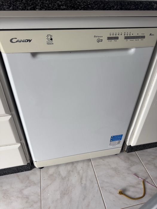 Máquina de Lavar Loiça Candy Usada, a funcionar