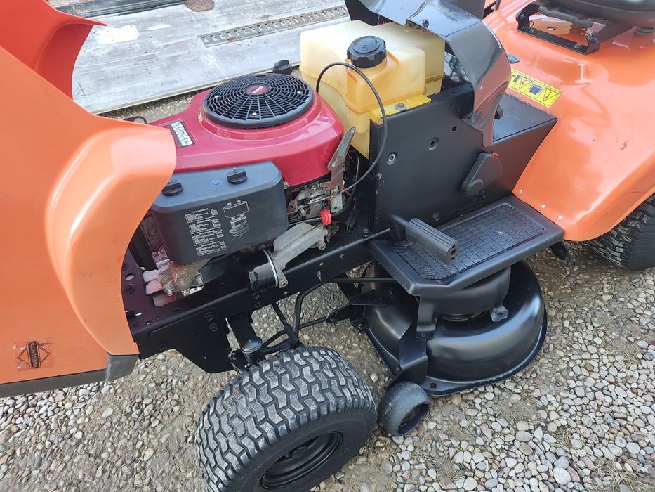 Traktorek ciagniczek kosiarka Husqvarna z koszem centralnym