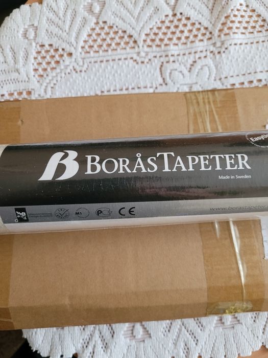 3 rolki kremowej tapety