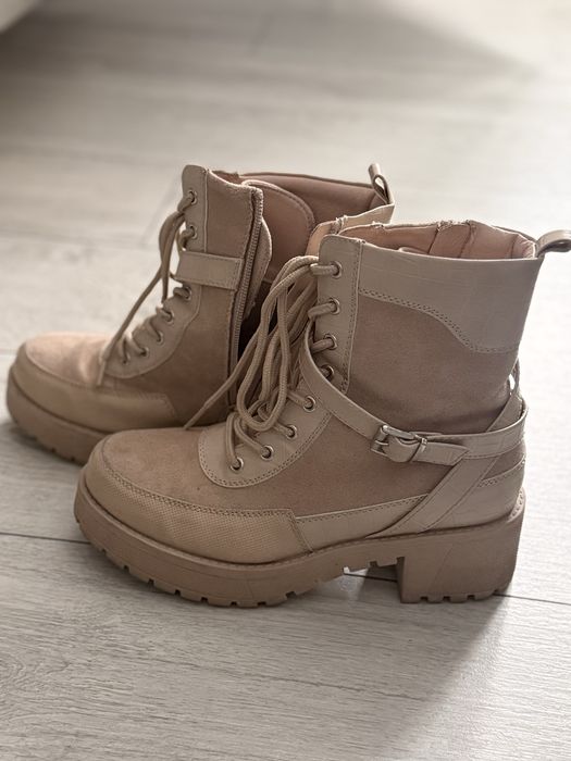 Buty botki beżowe eleganckie deezee