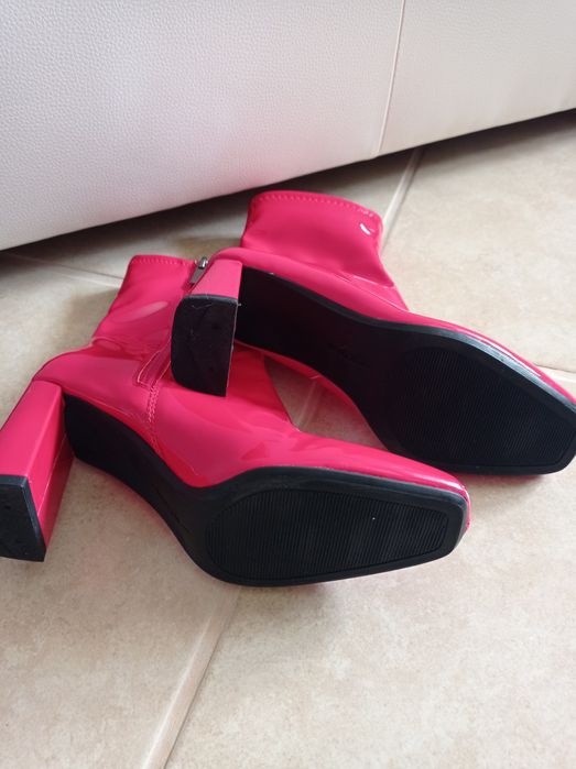 Botas vermelhas de verniz