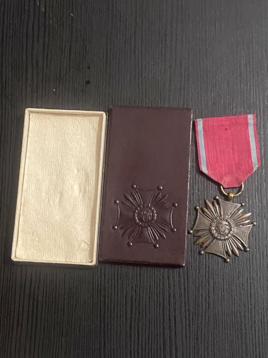 Brązowy Krzyż Zasługi II RP z etui
