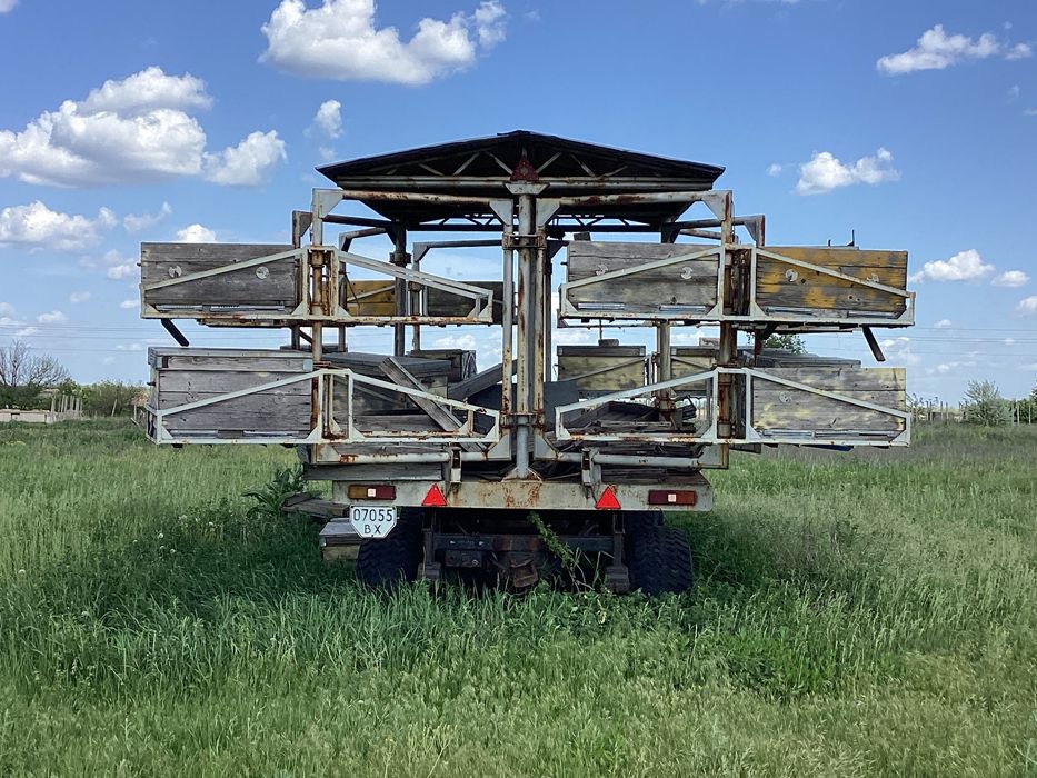 Причепч пасіка заводського виробництва на 32 вуліка