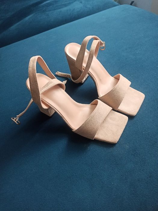 Nowe beżowe sandały 35