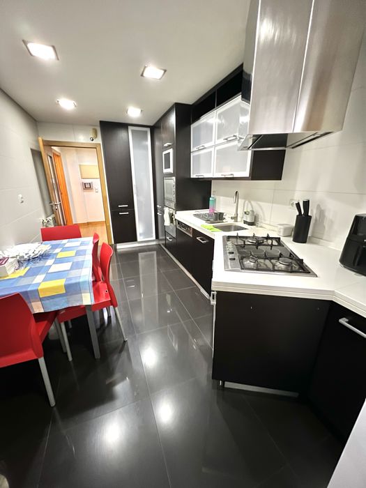 T2 equipado e parcialmente mobilado, no INFANTADO