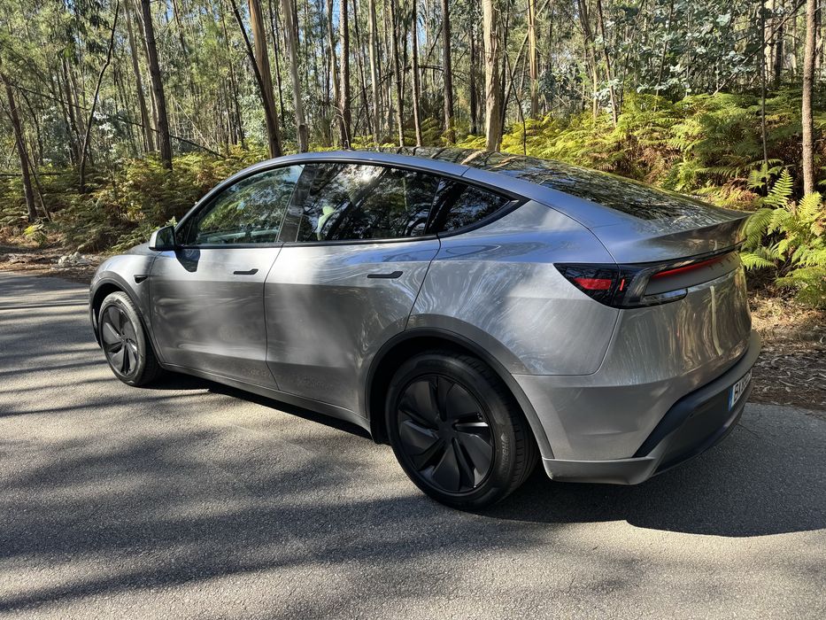 Tesla Model Y Premium RWD 2025 | Quicksilver | Interior Branco | 28.000 km — photo 2