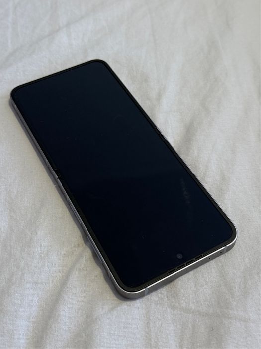 Samsung Galaxy z Flip 16