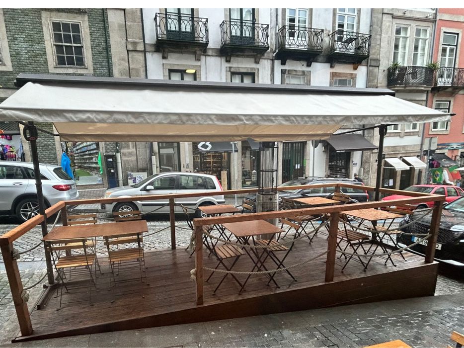 Deck em madeira de pinho com toldo castanho