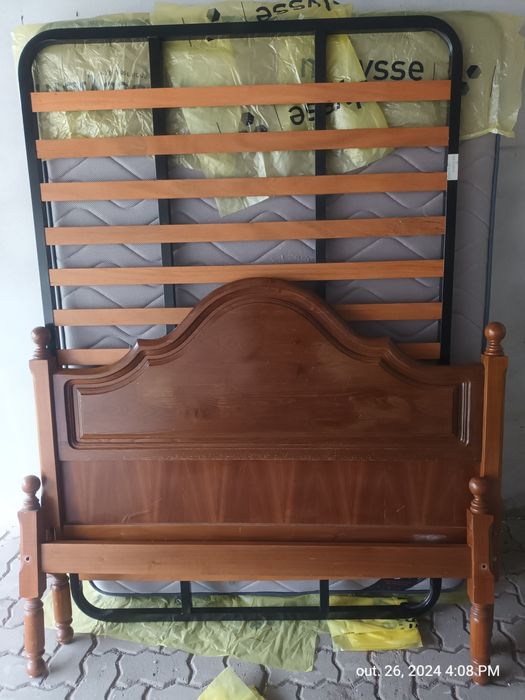 Cama casal em madeira com estrado e colchão