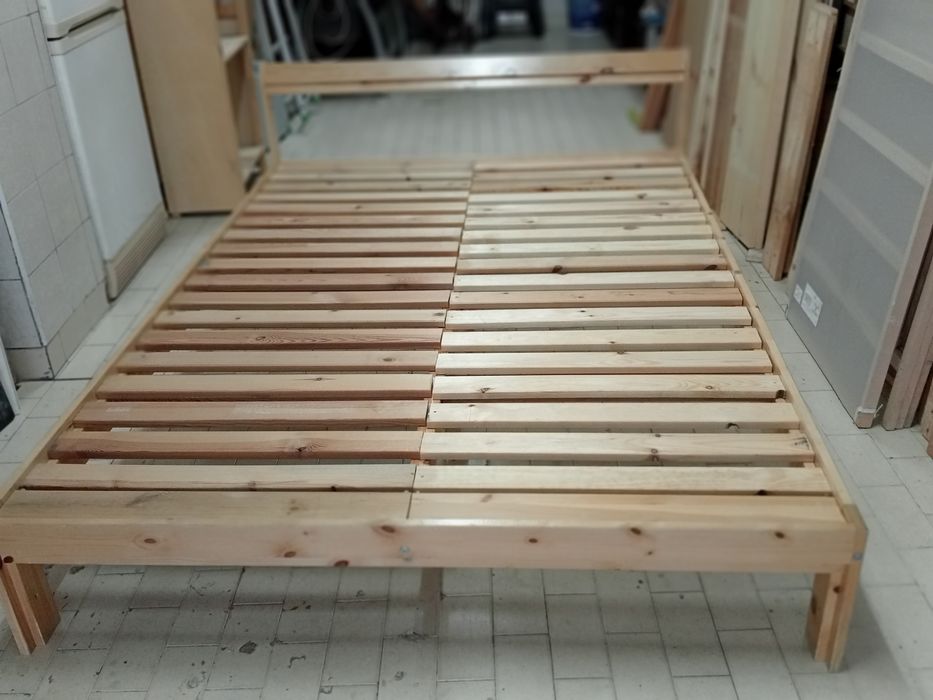 Cama de casal em madeira