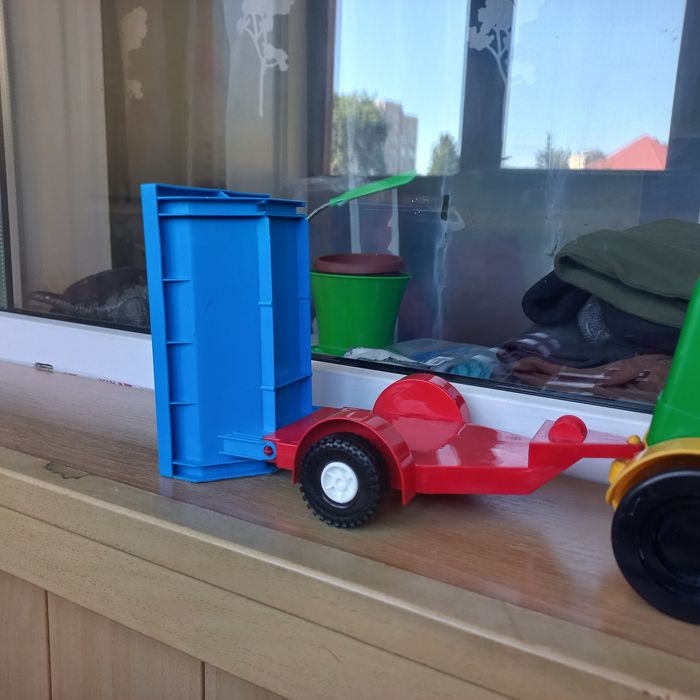 Трактор з двома причепами