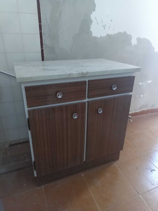 Móvel com tampo em mármore 90x80x50cm