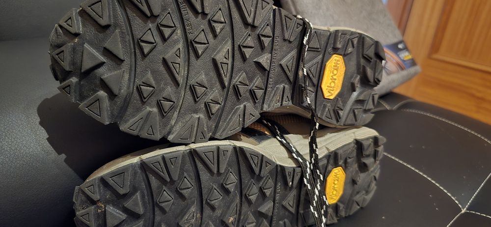 Ténis Veja DEKKAN alveomesh tent black ouro