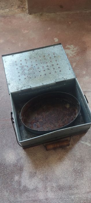 Braseira antiga em lata e madeira