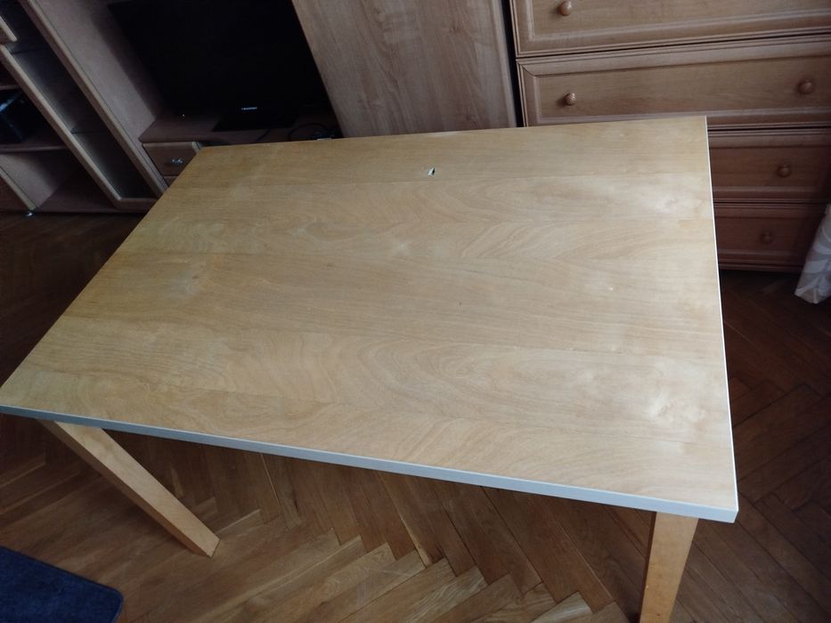 Stół IKEA. Ślady użytkowania