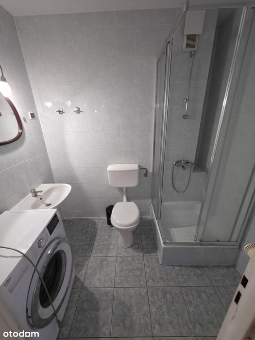 5 lub 6 pokoi, 2 łazienki z WC, 2 poziomy, balkon, schowek, garaż