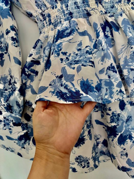 Przepieka sukienka mini w kwiaty niebieskie z dekoltem