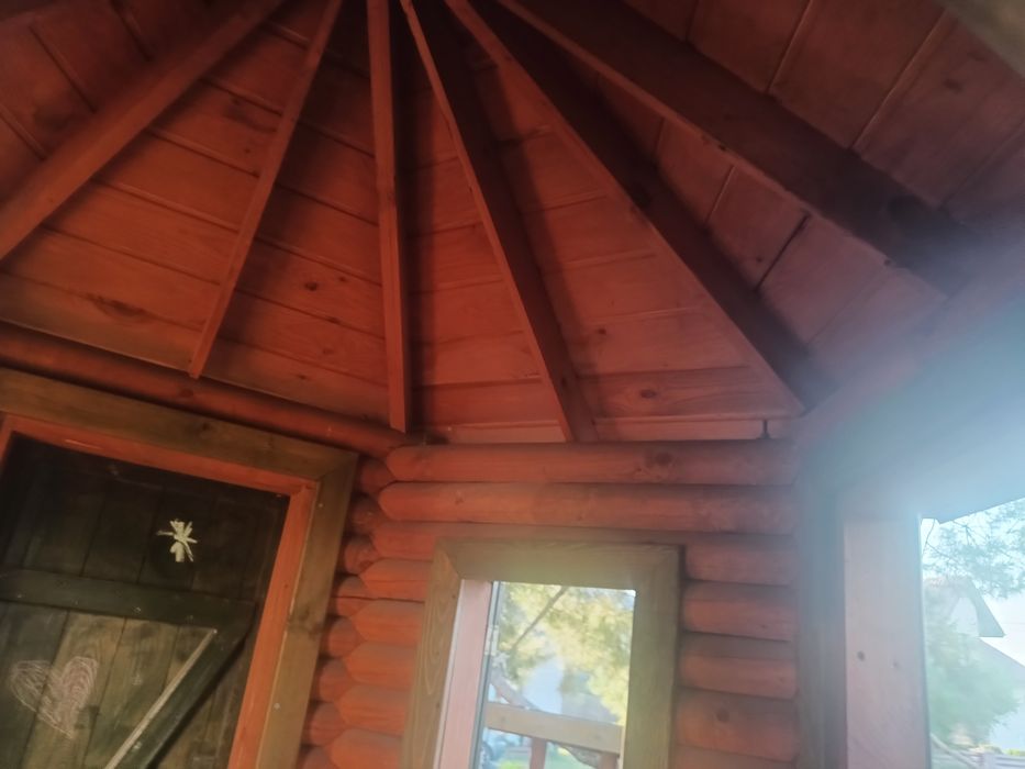 Domek dla dzieci, z zjeżdżalnią i piaskownicą.