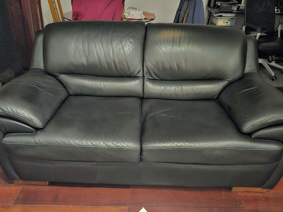 Sofa de dois lugares mais um de um lugar em pele