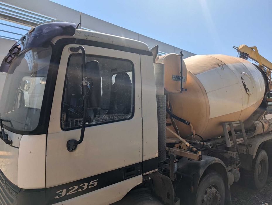 Samochód ciężarowy Mercedes Benz 3235 Actros